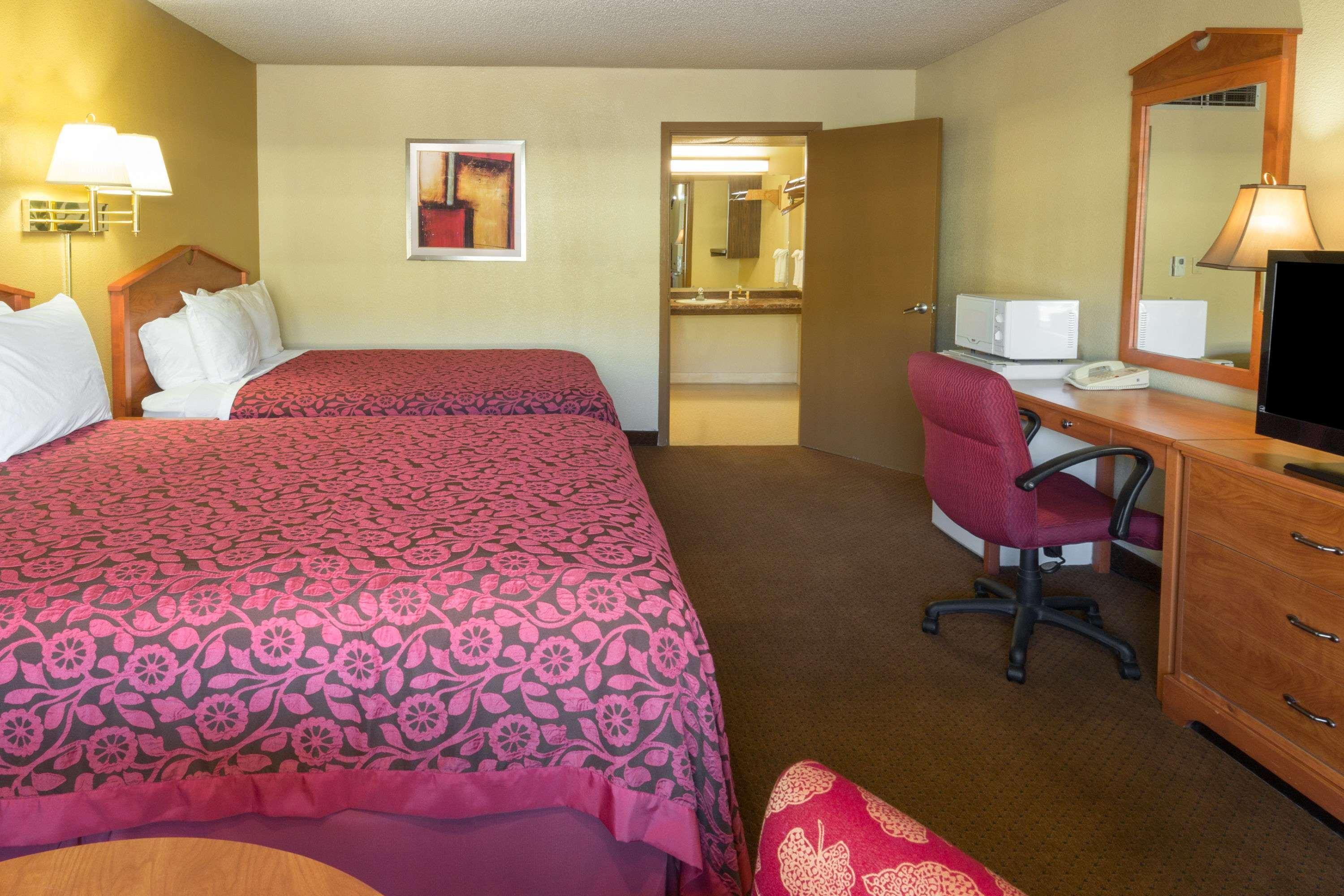 Days Inn By Wyndham Bend Esterno foto