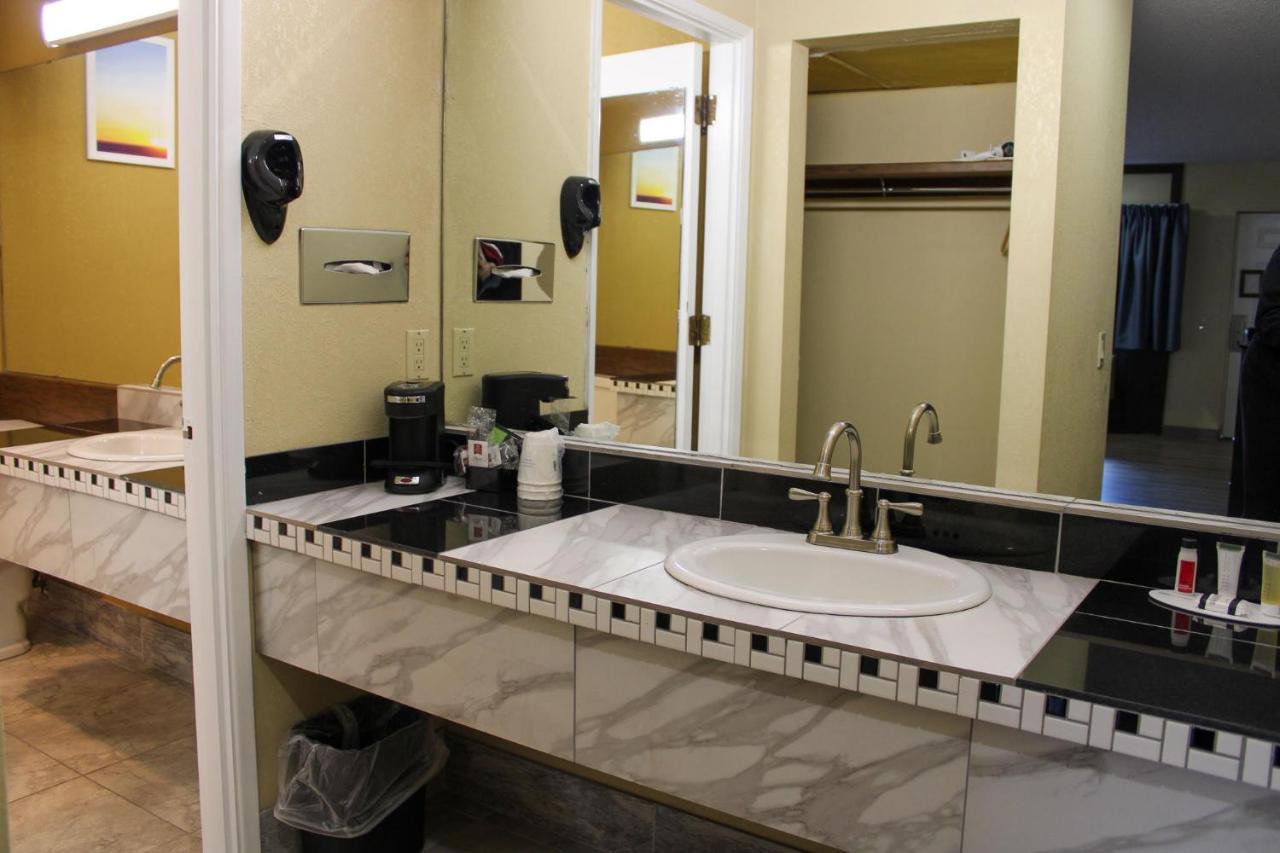 Days Inn By Wyndham Bend Esterno foto